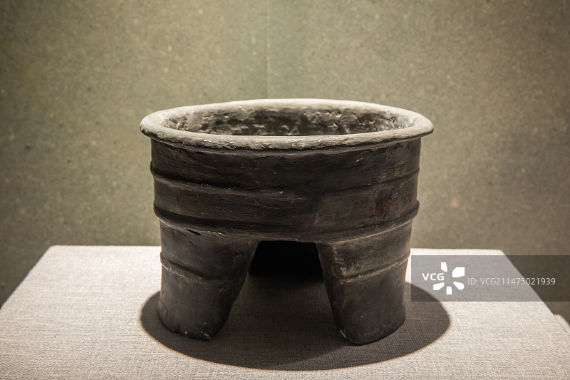 河南省洛阳博物馆陶三足盘夏代公元前21世纪-前1600年偃师二里头遗址出土图片素材