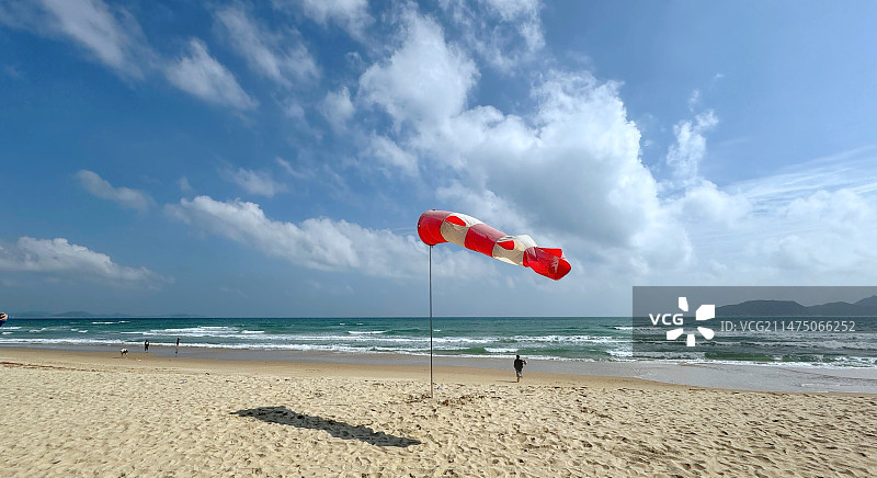 海边沙滩上的风向袋图片素材