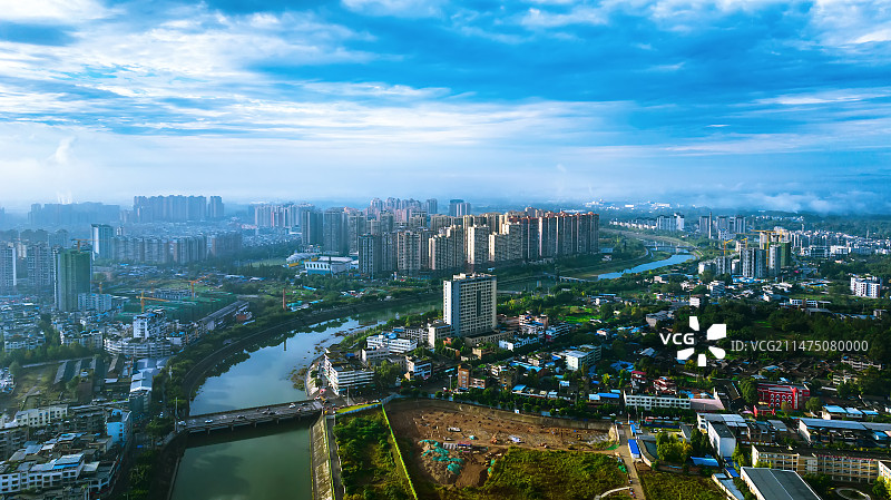 四川大邑  晨雾中的小城图片素材