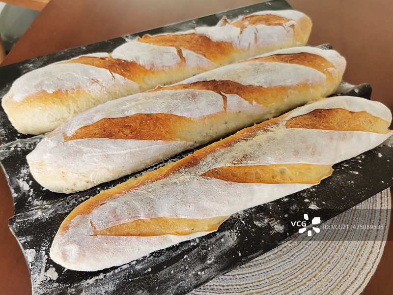 好好烤好的法棍面包图片素材