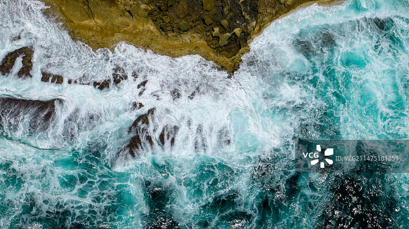 印度尼西亚努沙佩尼达岛近海清澈绿松石海水图片素材