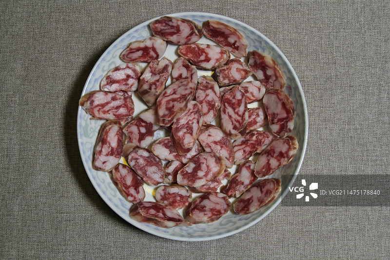 一盘切好的香肠图片素材