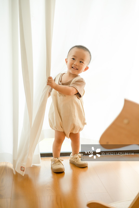 小男孩玩木马图片素材