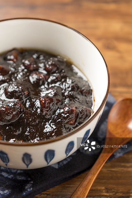 一碗炸酱摆放在木桌面上特写图片素材