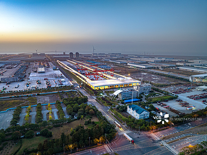 洋山港集疏运中心 浦东临港洋山保税区 物流仓储基础设施 多式联运 自动驾驶集卡示范运营的项目图片素材