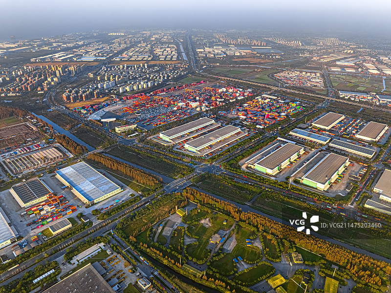 中老铁路芦潮港集装箱中心站 一带一路 上海临港物流园区日出风光 朝阳照耀在物流仓库上图片素材