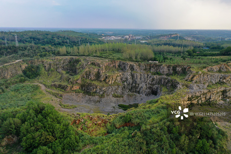 山体中的一个坑图片素材