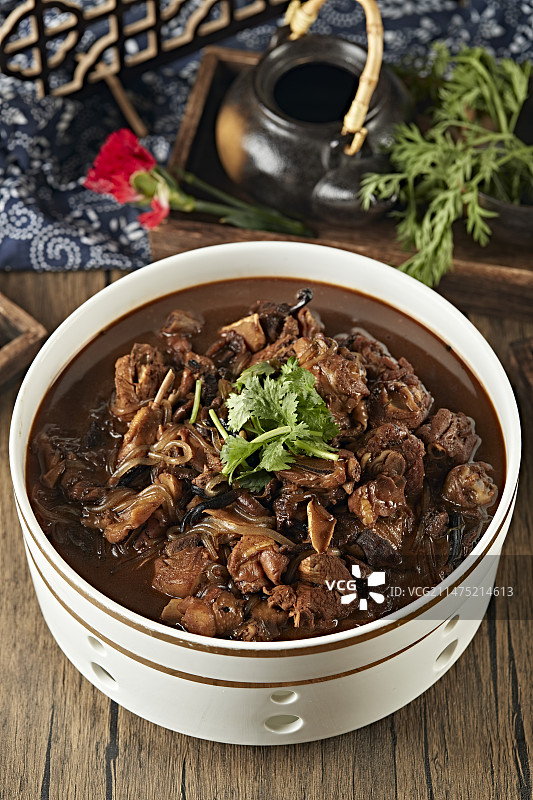 东北名菜小鸡炖蘑菇图片素材