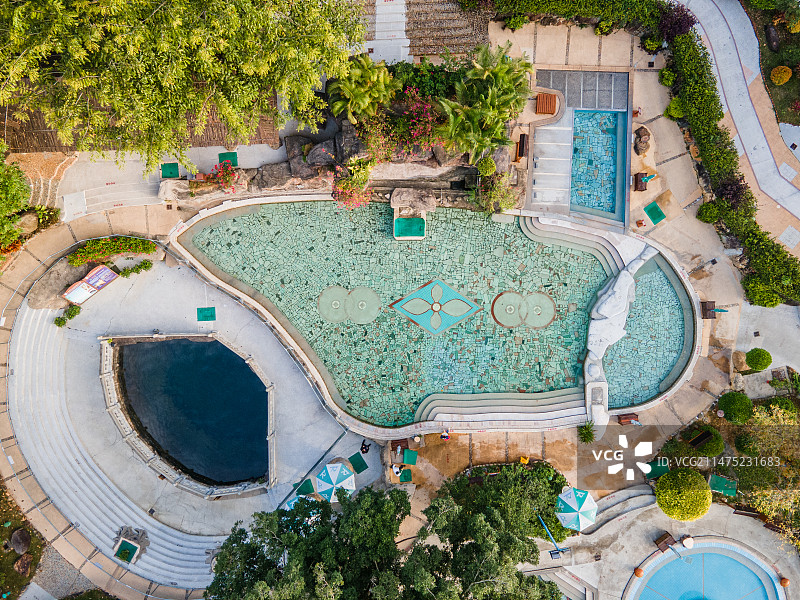 航拍温泉度假村户外温泉池图片素材
