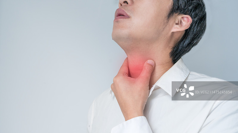 男人用手按压嗓子，常见疾病咽炎灰底图片图片素材