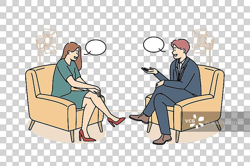 微笑的人们在演播室拍摄节目图片素材