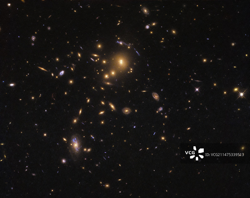 星系团扭曲远处星系的光线图片素材