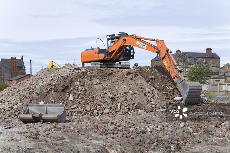 瓦砾堆上的重型工程机械图片素材