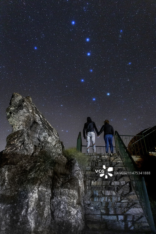 情侣观赏北斗星图片素材