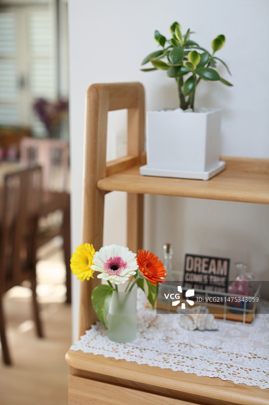 餐边柜上的装饰品图片素材