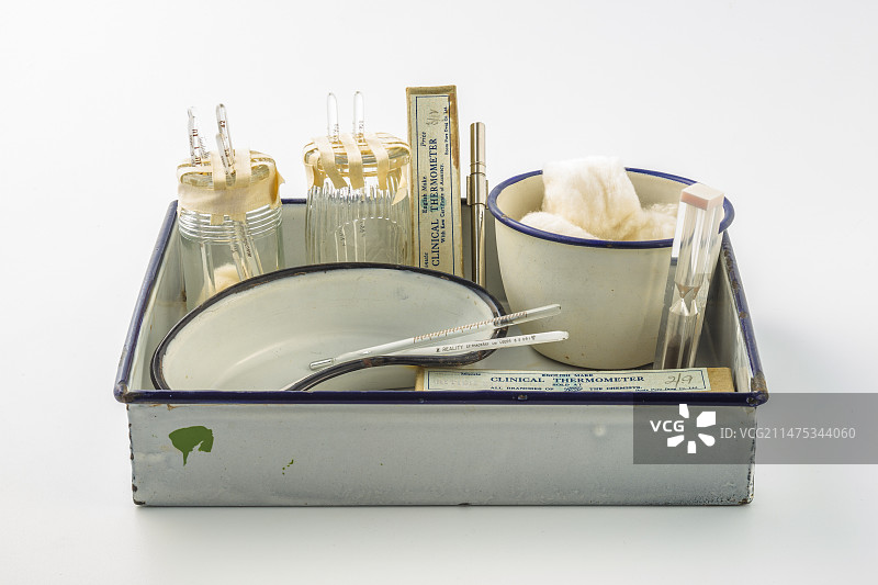 20世纪50年代的医用托盘和温度计图片素材