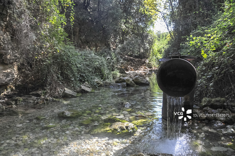 处理后的水流出图片素材