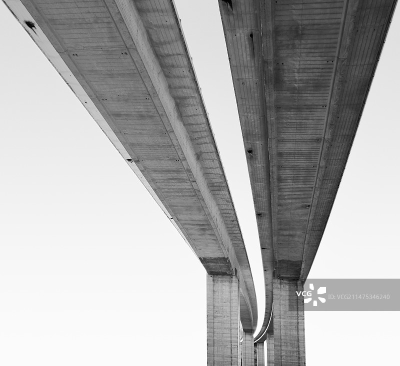 高架高速公路的底部图片素材