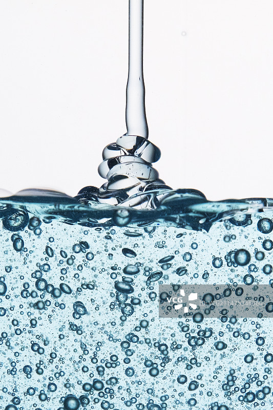 浓稠的凝胶倾倒图片素材