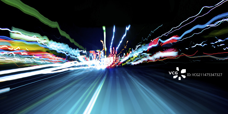 道路上的模糊灯光图片素材