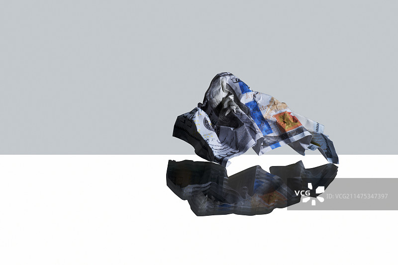 褶皱的百元美钞图片素材