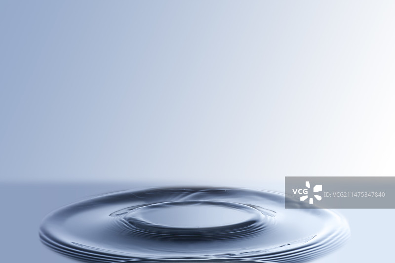 液体表面上的圆形波纹图片素材