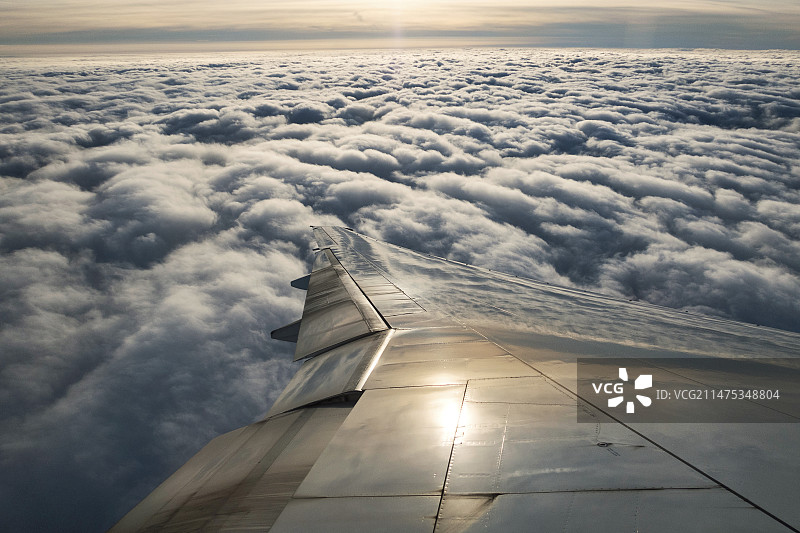 层积云和飞机机翼图片素材