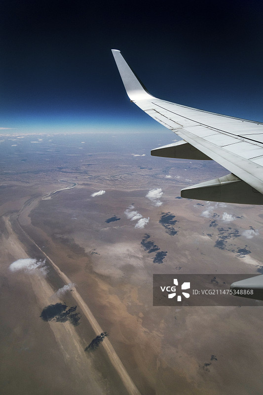 淡积云和飞机机翼图片素材