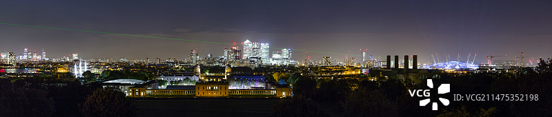 格林威治子午线激光照亮伦敦夜空图片素材