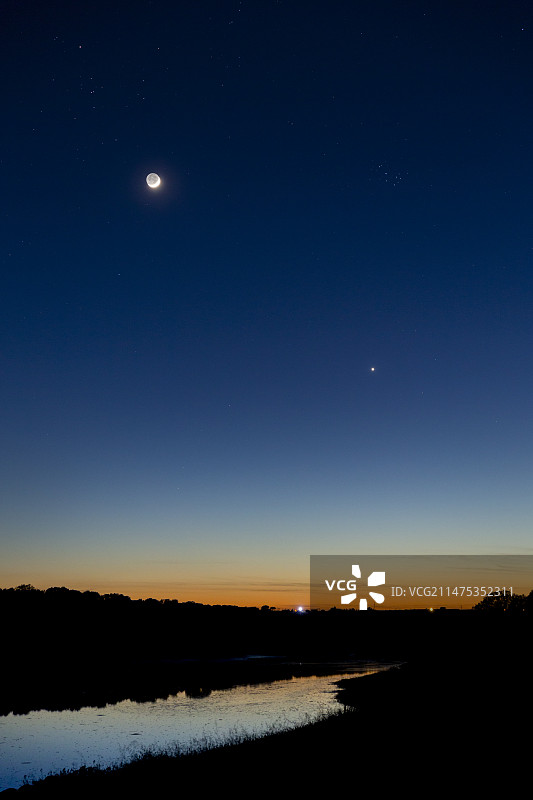 夜空中的月亮和金星图片素材