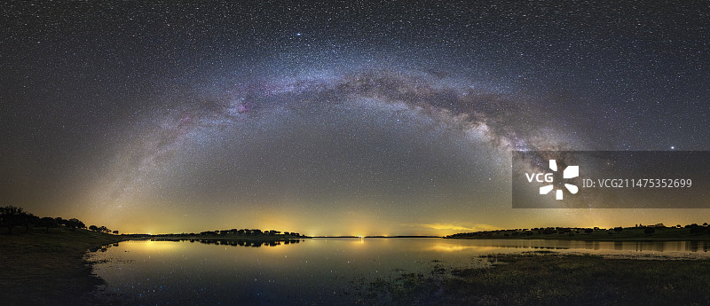 湖泊上空的银河图片素材