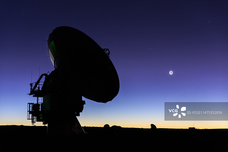 日落后的ALMA望远镜与月亮图片素材