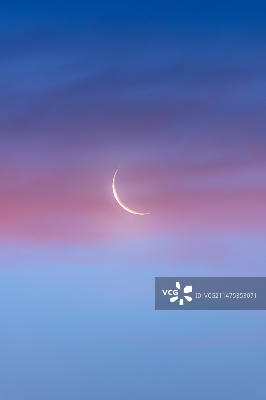 黎明时分的残月和云彩图片素材