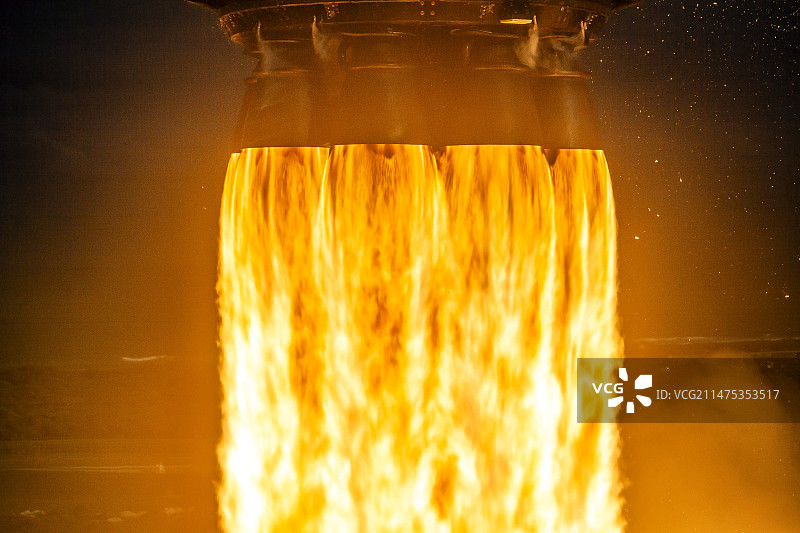 猎鹰9号火箭第一级发动机燃烧图片素材