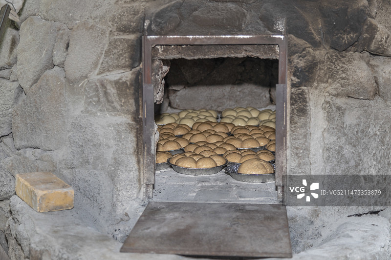 在夏威夷的葡萄牙石烤箱中烘烤面包图片素材