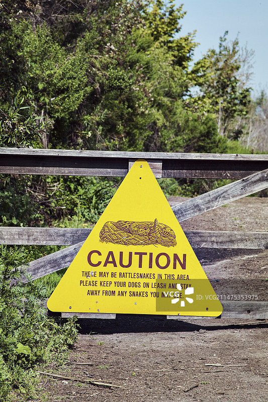响尾蛇警告标志，美国洛杉矶巴洛纳湿地图片素材