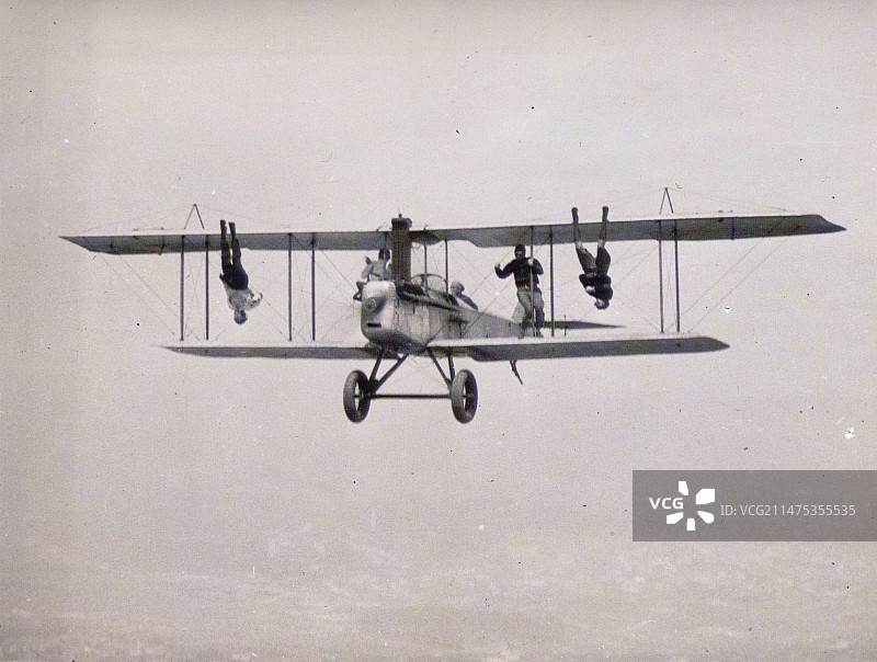 20世纪20年代的特技飞机飞行图片素材