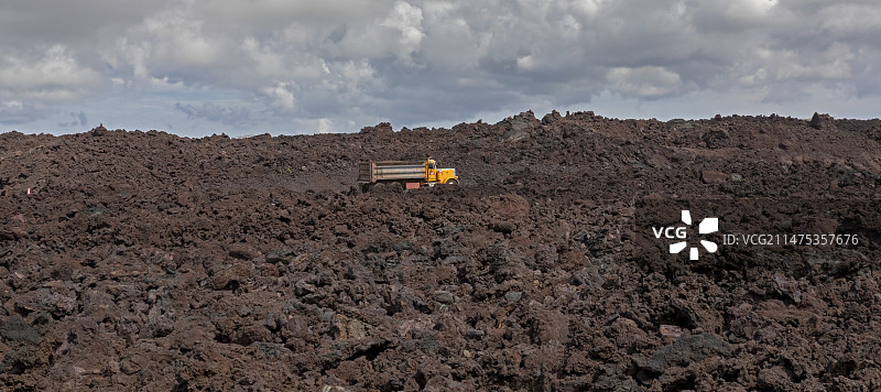 基拉韦厄火山熔岩上的道路建设图片素材