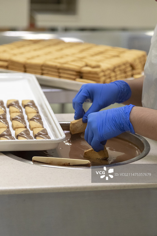 澳洲坚果巧克力饼干生产图片素材