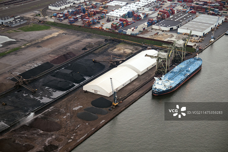 装载煤炭的驳船航拍照片图片素材