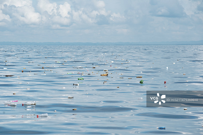 漂浮在海中的塑料垃圾图片素材