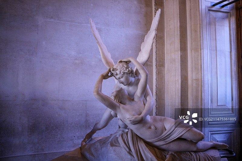 法国卢浮宫新古典主义雕塑《拯救普赛克的厄洛斯》图片素材