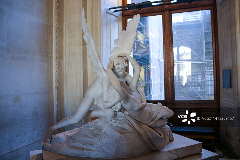 法国卢浮宫卡诺瓦雕塑《拯救普赛克的厄洛斯》图片素材