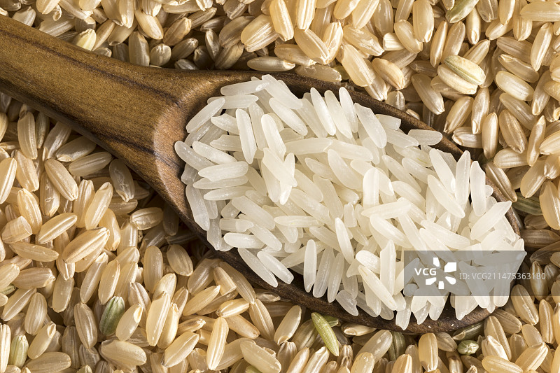 白色和棕色大米图片素材