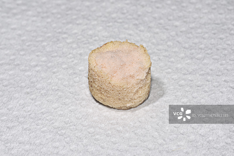 从耳朵里取出的损坏的耳塞图片素材