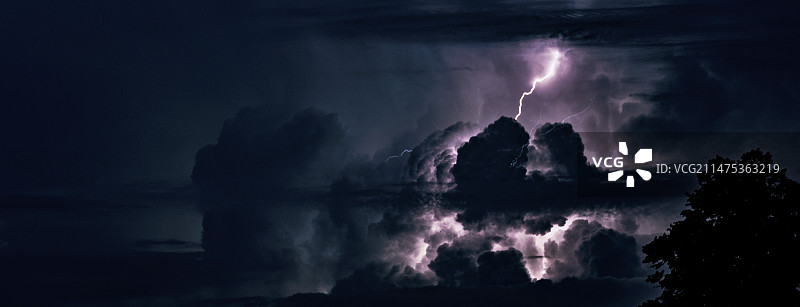 闪电和积雨云延时曝光图像图片素材