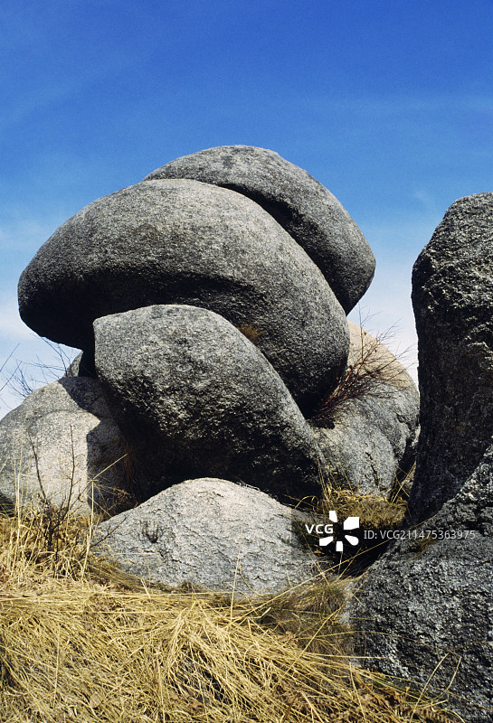 意大利皮埃蒙特被水磨平的岩石图片素材