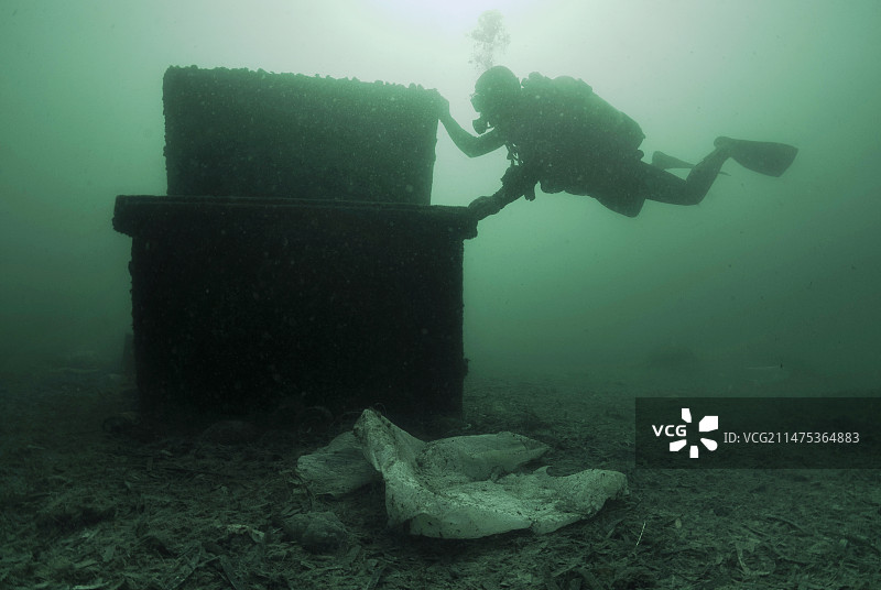 潜水员与污染海底的海洋垃圾图片素材