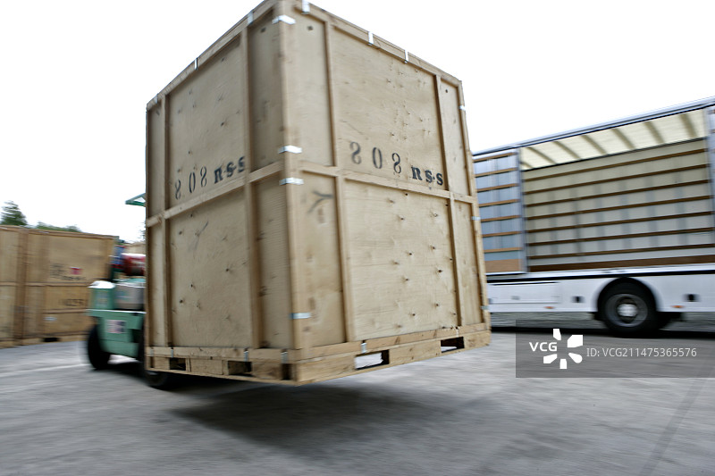 将货箱装入搬家货车图片素材