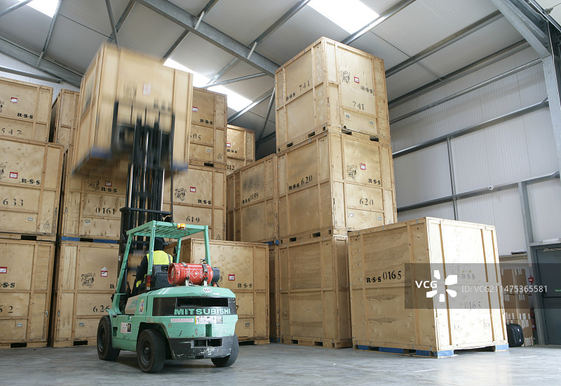 搬家和存储设施中的箱子图片素材